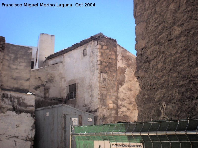 Muralla de Jan. Medianera de una casa - Muralla de Jan. Medianera de una casa. La pared de piedra que vemos a la derecha es el Hospital de San Juan de Dios (La antigua Escuela de Enfermera).