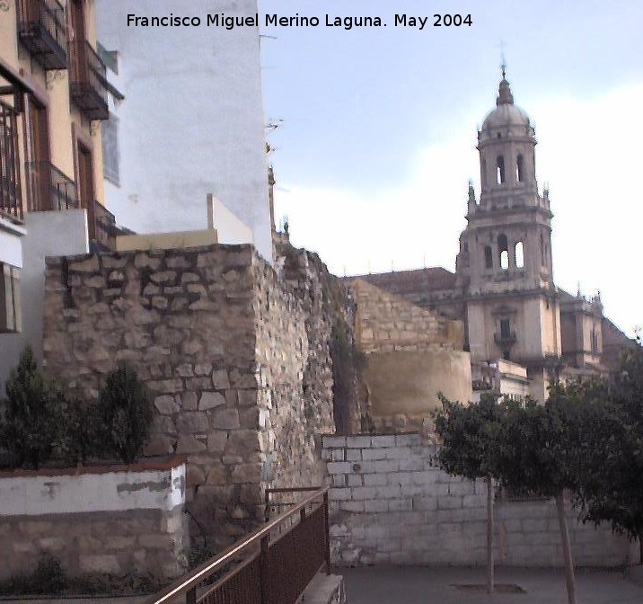 Muralla de Jan. Lienzo II de la Carrera de Jess - Muralla de Jan. Lienzo II de la Carrera de Jess. Termina en el CEIP Santo Tomas. Se puede apreciar el grosor de la Muralla