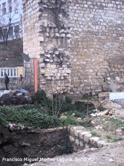 Muralla de Jan. Puerta del Aceituno - Muralla de Jan. Puerta del Aceituno. Esquina que hace la Muralla que viene del Torren cilndrico de la Crta. de Crdoba. Se puede apreciar el grosor de la muralla en este punto. En la intervencin arqueolgica se ve como continuaba la m