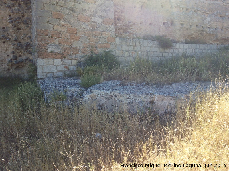 Muralla de Jan. Torren Esquinero - Muralla de Jan. Torren Esquinero. Base del torren adelantado