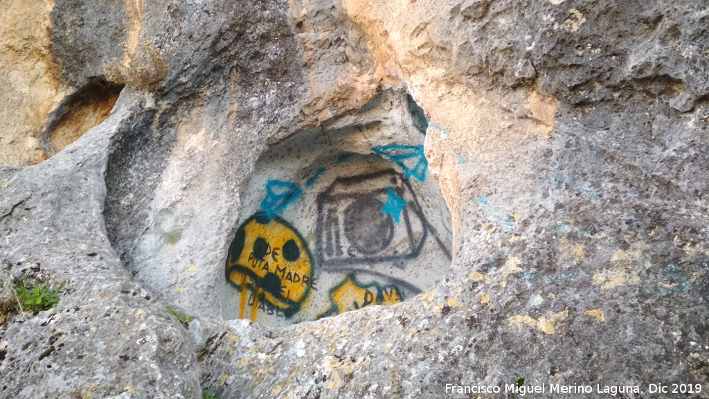Cerro de Santa Catalina - Cerro de Santa Catalina. SOS al patrimonio natural. Abrigo vandalizado con grafitis