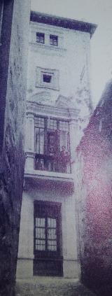 Palacio Surez del guila. Foto antigua con Eduardo Arroyo asomado al balcn