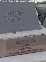 Escultura Elevacin. Firma y placa