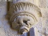 Colegiata de Santa Mara de los Reales Alczares. Claustro. Mnsula de animal con la cabeza en una tinaja