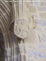 Colegiata de Santa Mara de los Reales Alczares. Claustro. Escudo del Cannigo Becerra