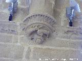 Colegiata de Santa Mara de los Reales Alczares. Claustro. Cenefa vegetal y mnsula con animales