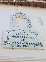 Fbrica de Luz San Cayetano. Hornacina y cartela con ao