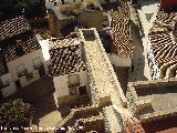 Puerta del Aire y Torre albarrana. Adarve reconstruido y en la parte superior de la foto se puede ver la Torre Albarrana escondida entre las casas