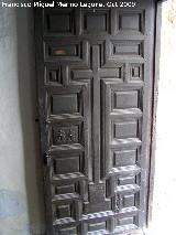 Palacio del Vizconde. Puerta de acceso al patio porticado, con una cruz labrada