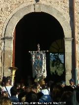 Romera de la Virgen de la Estrella. Estandarte saliendo de la ermita