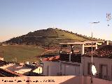 Cerro de la Atalaya. Se observa el trazado de su muralla a media altura del cerro