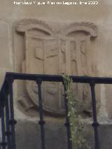 Casa de la Plaza General Samaniego n� 5. Escudo izquierdo