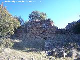 Castillo de Torre Alver. Muralla a extramuros con saeteras, a la derecha estara la puerta de entrada