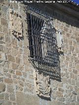 Cortijo de Mainilla de Fernando Sancho. Escudos