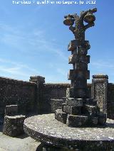 Casa de Piedra. Farola y sillas de una torre