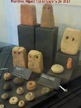 Museo de la Ciudad. Pesas de telar, fusayolas y badajo cermico de campana