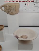 Cer�mica Ibera. Taza y plato. Palacio del Cerro de la Merced - Cabra. Exposici�n en el Museo Ibero de Ja�n