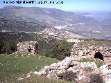 Castillo de Arenas. Recinto Inferior. Torren y torren con habitaculo del recinto inferior visto desde el recinto medio