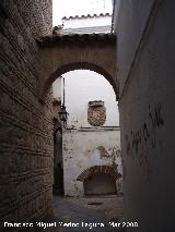 Calle Villa Ceballos. Arco y escudo