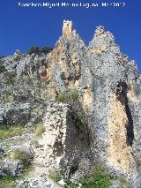 Castillo de El Rosel. Al fondo el Castillo de Htar