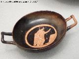 Kylix. Kylix tico con joven con himation. Castellones de Ceal - Hinojares. Museo Ibero de Jan