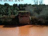 Puente Mocho. Restos en la orilla de Ibros