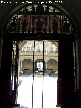 Hospital de Santiago. Patio Central. Patio a travs de la reja central de la capilla