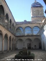 Hospital de Santiago. Patios Laterales. Patio izquierdo