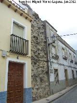 Muralla de Sabiote. Muralla oeste embutida entre las casas