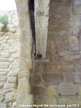 Puerta de Granada. Hueco de la bisagra