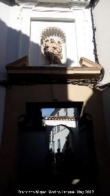 Calle Junio Galin. Portada de entrada a la calle desde San Eulogio