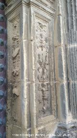 Sacra Capilla de El Salvador del Mundo. Detalle de la Portada de Santiago