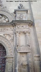 Sacra Capilla de El Salvador del Mundo. Detalle de la Portada de Santiago