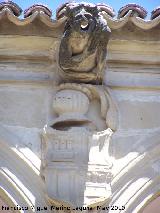 Casa de Las Torres. Grgola y escudo central izquierda de los Dvalos del lado norte del patio