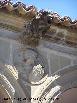 Casa de Las Torres. Grgola y tondo de la derecha del lado norte del patio