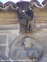 Casa de Las Torres. Grgola y tondo de la izquierda del lado Sur del patio