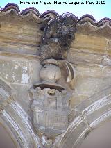 Casa de Las Torres. Grgola y escudo central derecha de los Dvalos del lado Sur del patio