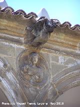 Casa de Las Torres. Grgola y tondo de la derecha del lado Sur del patio