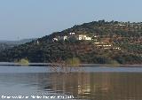 Cortijada del Llano de la Marquesa. Con las aguas del Pantano de Giribaile