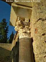 Medina Azahara. Casa del Ejrcito. Capitel de avispero