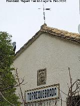 Cortijo de Torrequebrada. Veleta, cruz y nombre