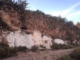 Casas Cueva del Cerro del Castillo. Casas cueva bajo restos de la muralla