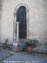 Iglesia de Ntra Sra de Gracia. Vidriera y cruz