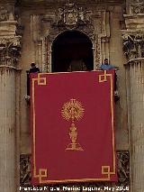 Corpus Christi. Adornando el balcn de la Catedral