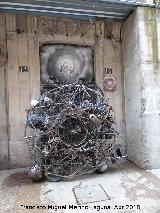 Casa de la Ra Mayor n 13 - 15. Portada con una escultura de bicicletas
