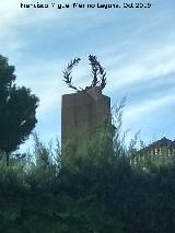 Monumento al Alfrez Rojas. Corona de laurel