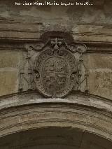 Iglesia de San Pedro y San Pablo. Portada. Escudo del arzobispo Pedro de Castro