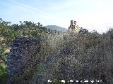 Muralla de la aldea medieval de La Espinareda. Muralla con restos de almenas y su paso de guardia