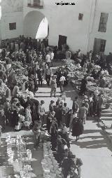 Puerta de la Plaza del Ayuntamiento. Foto antigua. Mercadillo