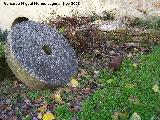 Molino del Carmen. Piedra de molino junto a piezas de la maquinaria